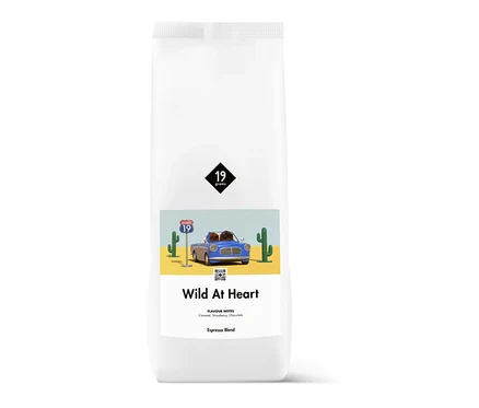 Weiße Packung 19grams – Wild at Heart Espresso - 1 kg Ganze Bohne mit einer Illustration eines blauen Autos in der Wüste.