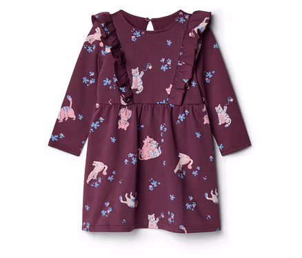 Dunkelviolettes Langarmkleid mit einem Muster aus hellrosa und blauen Katzen sowie kleinen blauen Blumen. Das Kleid hat Rüschen an den Schultern und einen gerafften Rock.