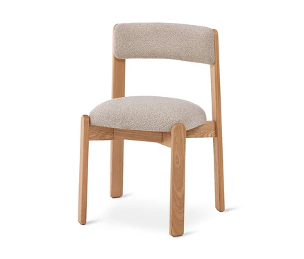 Stuhl mit hellem Holzgestell und gepolsterter Sitzfläche sowie Rückenlehne aus beigem, strukturiertem Stoff.