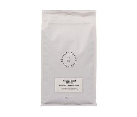 Weiße Packung Bonanza Coffee Roasters - Gogogu Omni-Roast Decaf - 250 g Ganze Bohne.