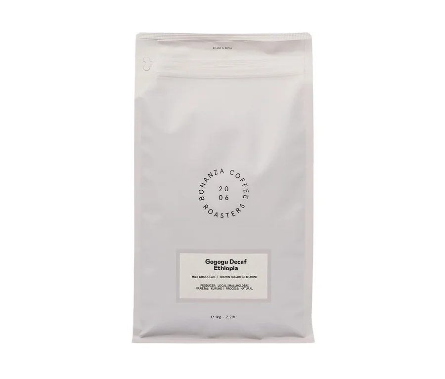 Weiße Packung Bonanza Coffee Roasters - Gogogu Omni-Roast Decaf - 250 g Ganze Bohne.