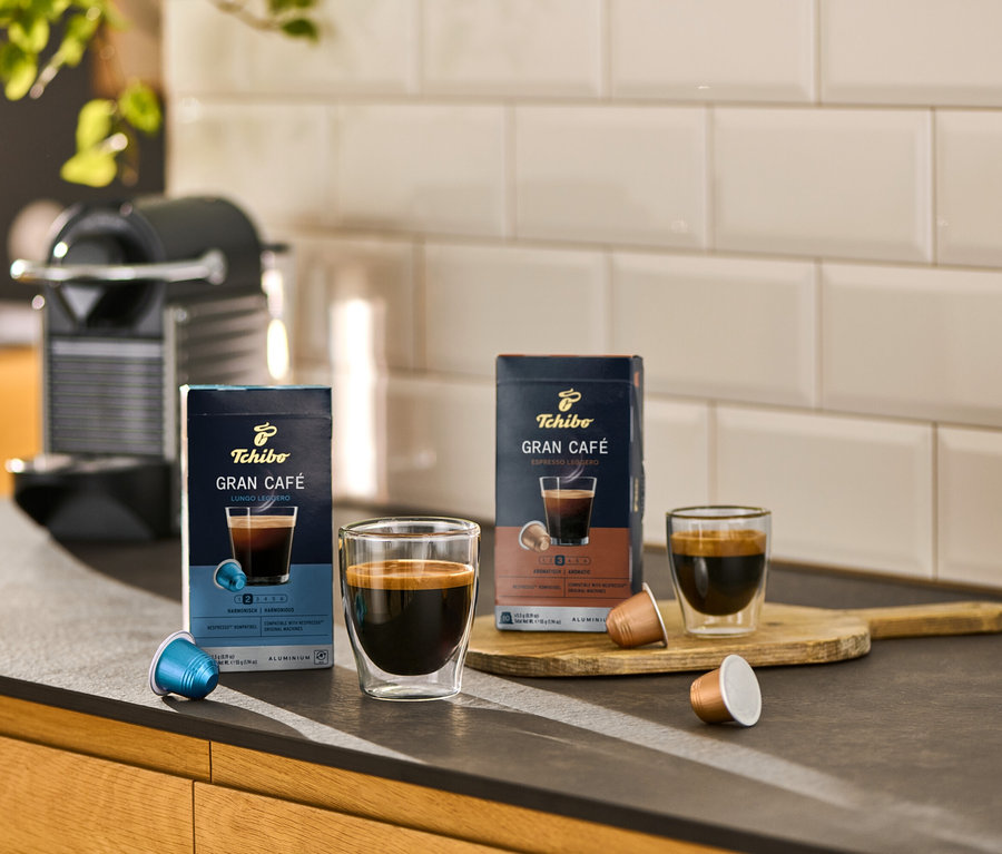 Auf einer Küchentheke stehen Packungen Gran Café Lungo Leggero und Gran Café Espresso Leggero neben Kaffeetassen.