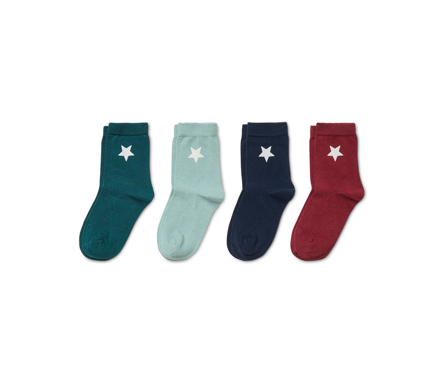 Vier Paar Socken mit Stern in Grün, Blaugrün, Dunkelblau und Rot.