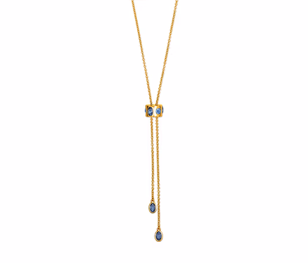 Goldene Halskette mit blauen Steinen.