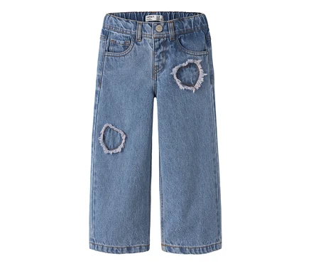 Blaue Jeans mit weitem Bein und Rissen an den Oberschenkeln, auf weißem Hintergrund.