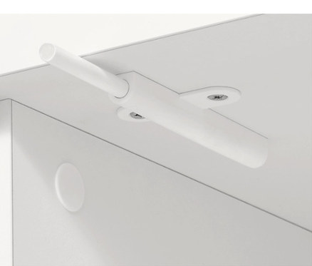 Detail eines weißen Möbels mit Öffnungsmechanismus.