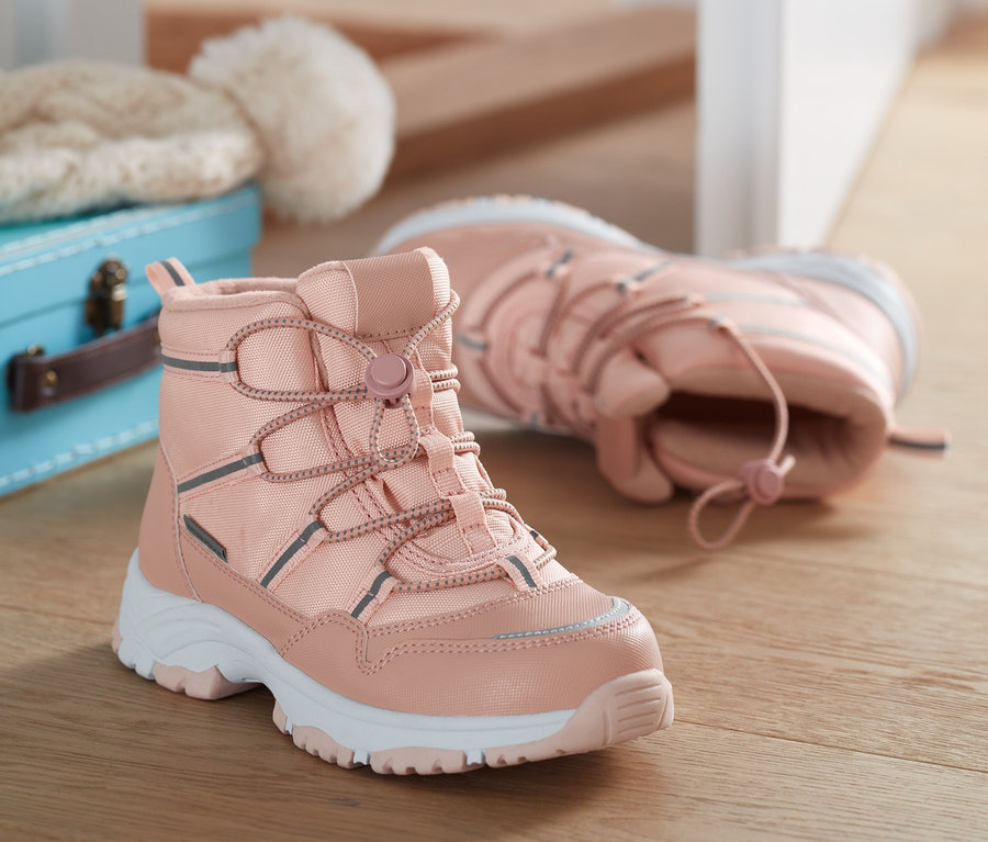 Rosa Thermostiefel mit weisser Sohle. Einer steht, der andere liegt dahinter.