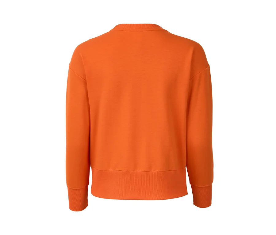 Detailansicht der Rückseite eines orangefarbenen Sweatshirts.
