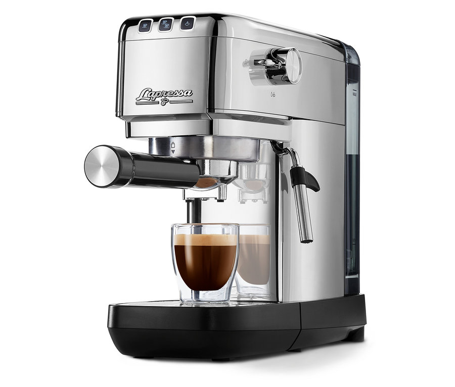 Silberne Lapressa Siebträgermaschine Profi-Set mit Kaffee im Glas.