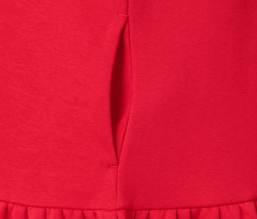 Detailansicht eines roten Sweatkleids.