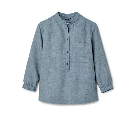 Helles blaues NAH/STUDIO Bluse aus Baumwoll-Leinen-Mix mit Knopfleiste und Brusttasche.