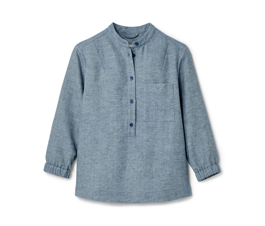 Helles blaues NAH/STUDIO Bluse aus Baumwoll-Leinen-Mix mit Knopfleiste und Brusttasche.
