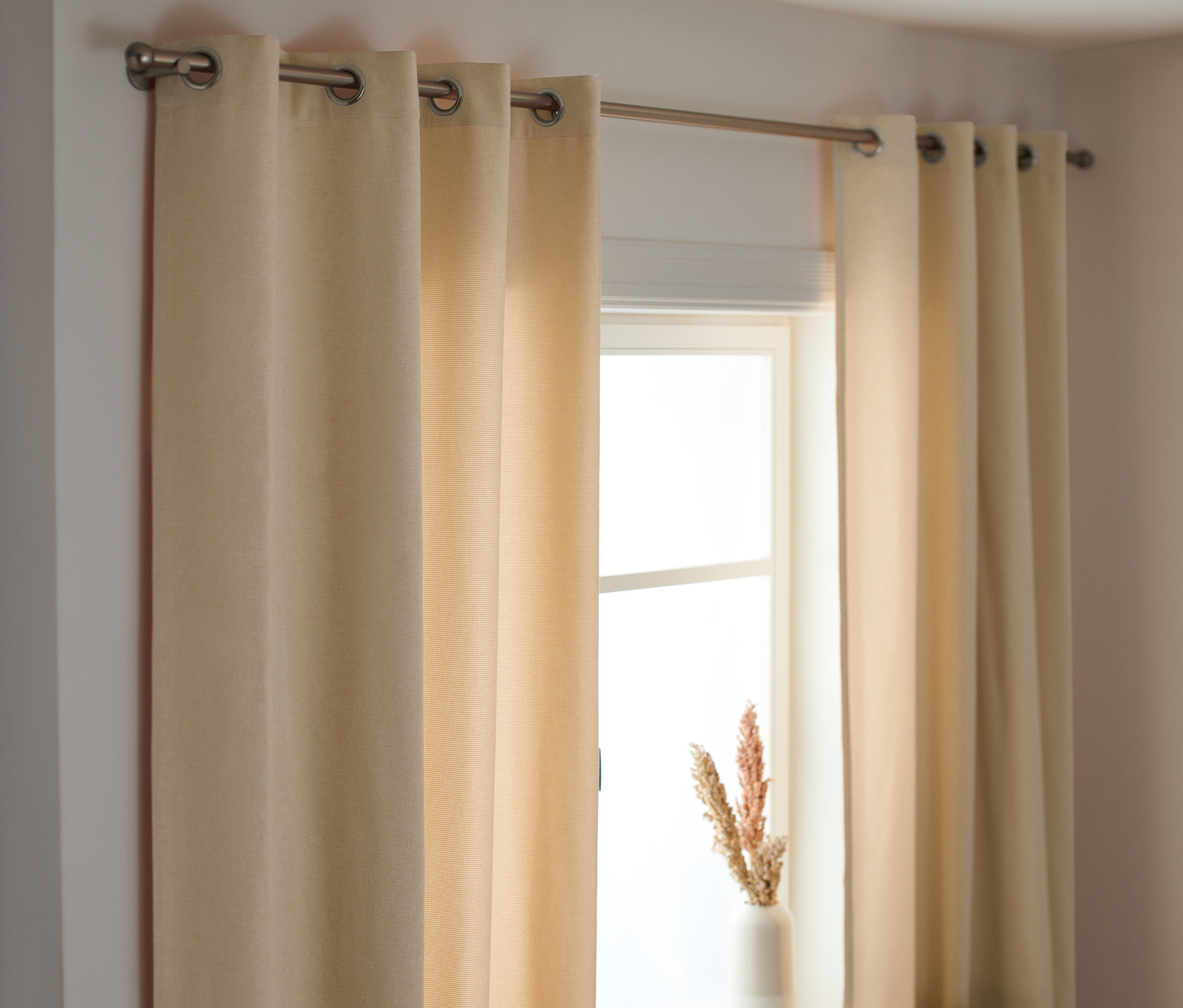 Fenster mit 2 Vorhangschals auf einer Gardinenstange.