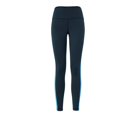 Sporttight mit blauen Streifen an den Seiten.