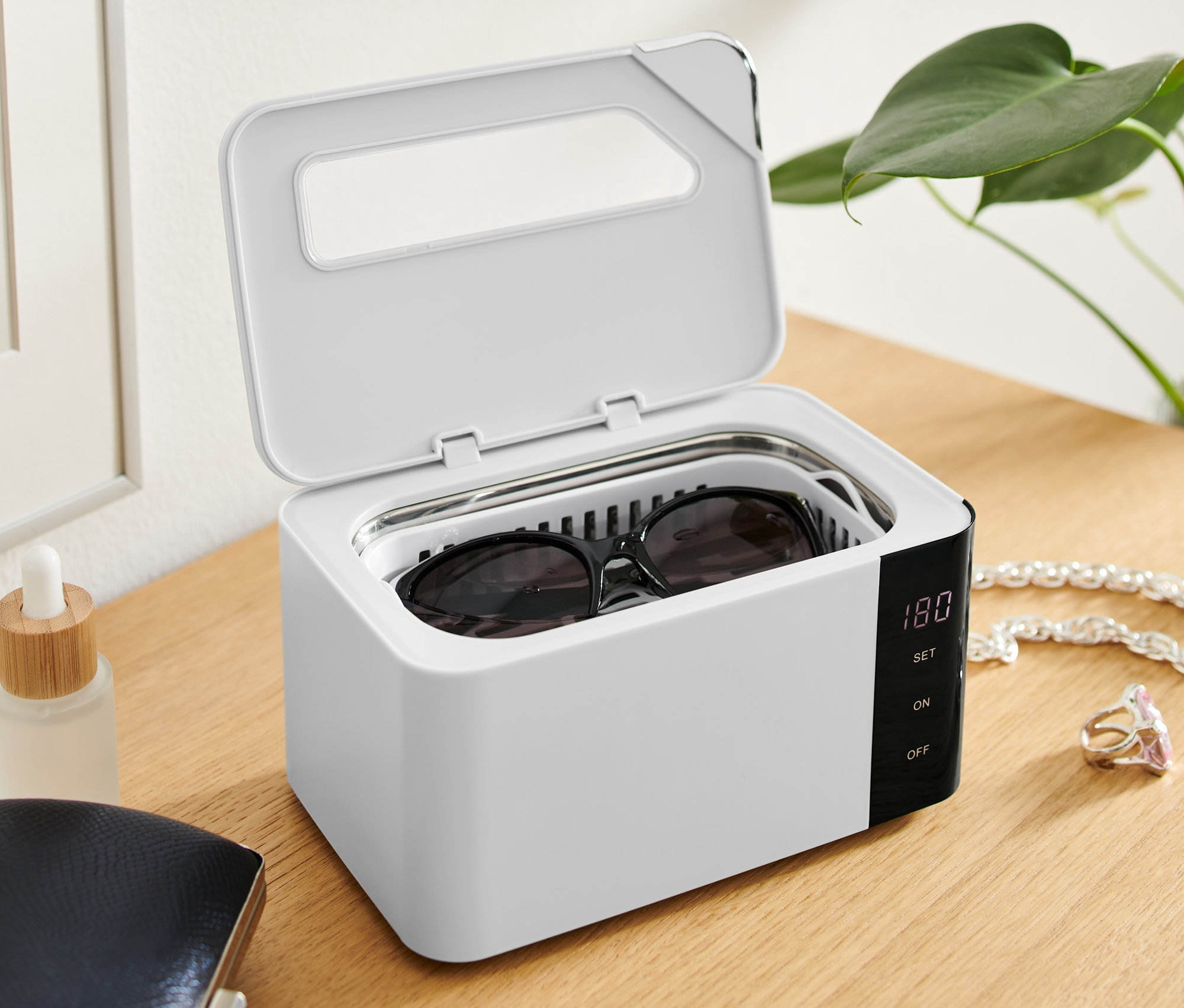 Brille wird in einem Ultraschallreiniger gereinigt.