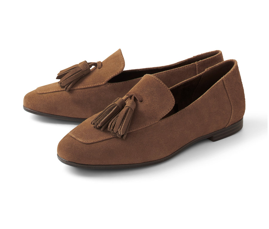 Zwei braune Loafer aus Veloursleder.
