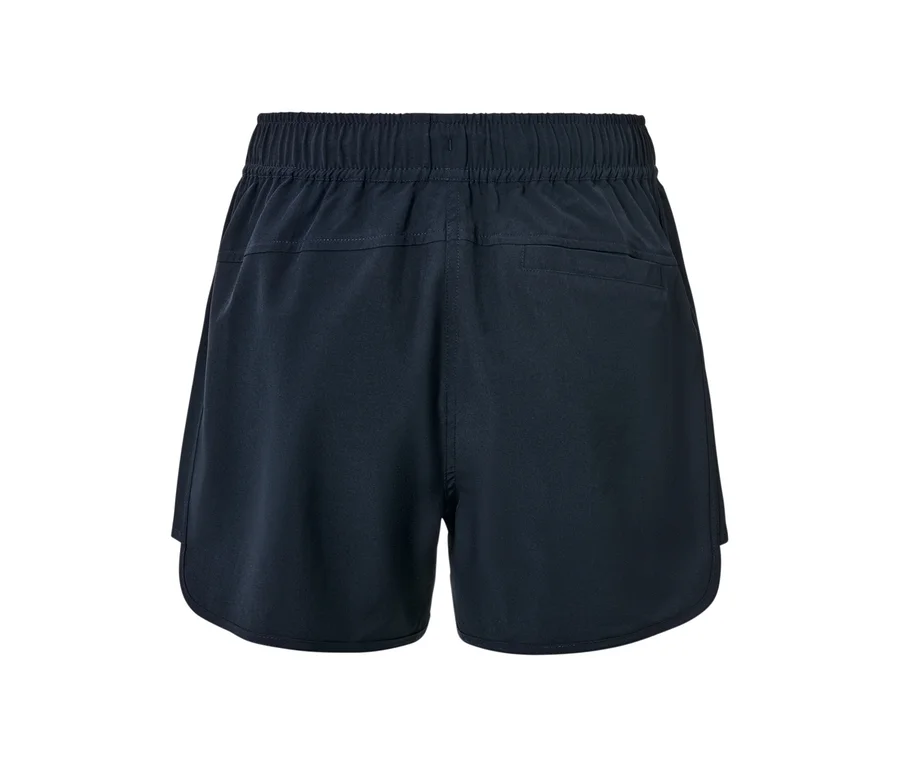 Detailansicht der Rückseite von dunkelblauen Badeshorts.