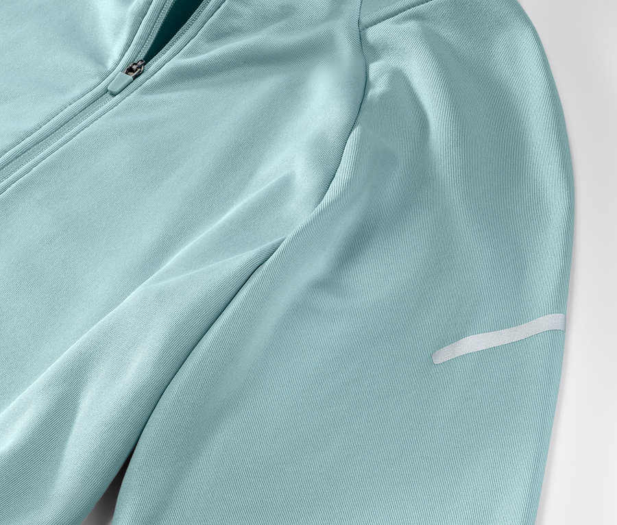 Detailansicht einer hellblauen Thermojacke.