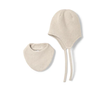 Cremefarbene Baby-Strickmütze-und-Strickschal.