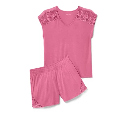 Ein rosafarbenes Shorty-Pyjama-Set mit Spitzendetails an Schultern und Hosenbeinen.