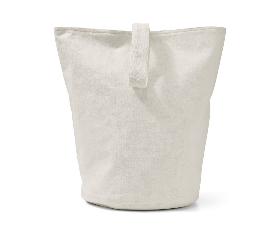 Ein cremefarbener Aufbewahrungskorb mit Trageband.