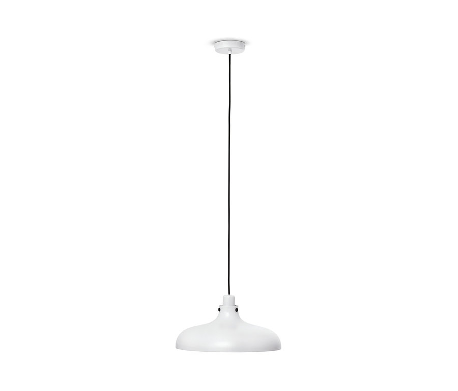 Eine Pendelleuchte aus Metall hängt von der Decke.