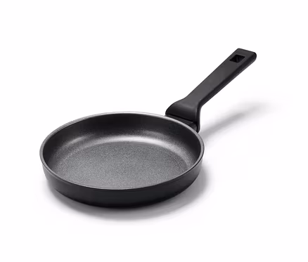 Eine Profi-Aluminium-Pfanne, ca. 20 cm Durchmesser, auf weißem Hintergrund.