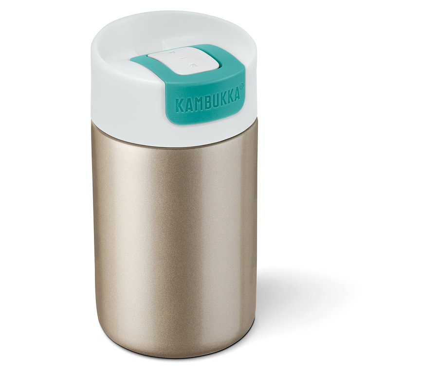 Ein goldfarbener Kambukka To-Go-Becher vor einem weißen Hintergrund.