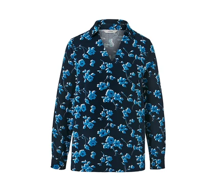 Eine marineblaue Bluse mit Alloverprint.