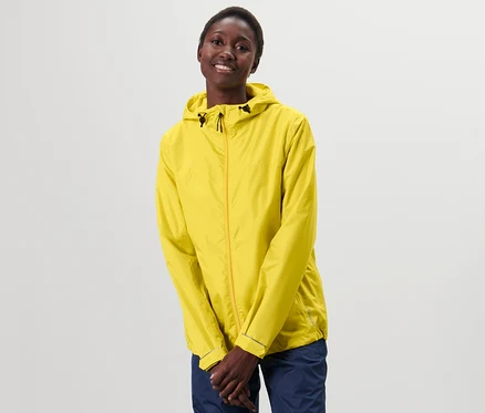 Eine Frau trägt eine gelbe Unisex-Regenjacke.