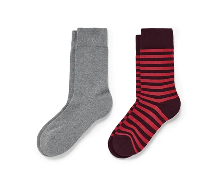 Zwei Paar Sportsocken: ein Paar grau, ein Paar rot-weinrot gestreift.