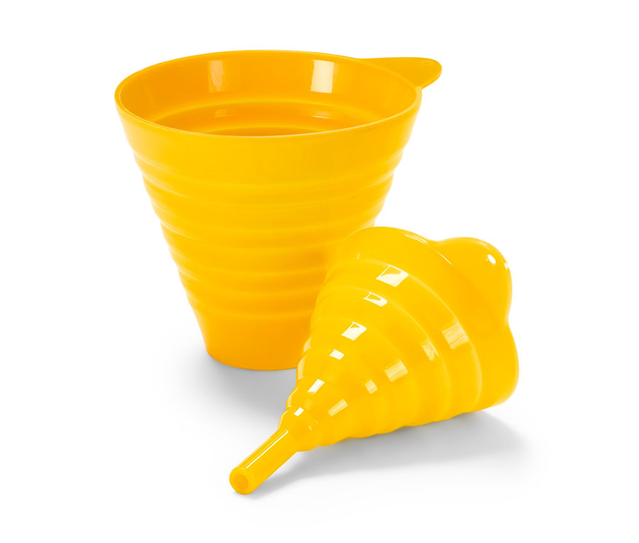 Zwei gelbe Silikon-Trichter, einer stehend und einer liegend.