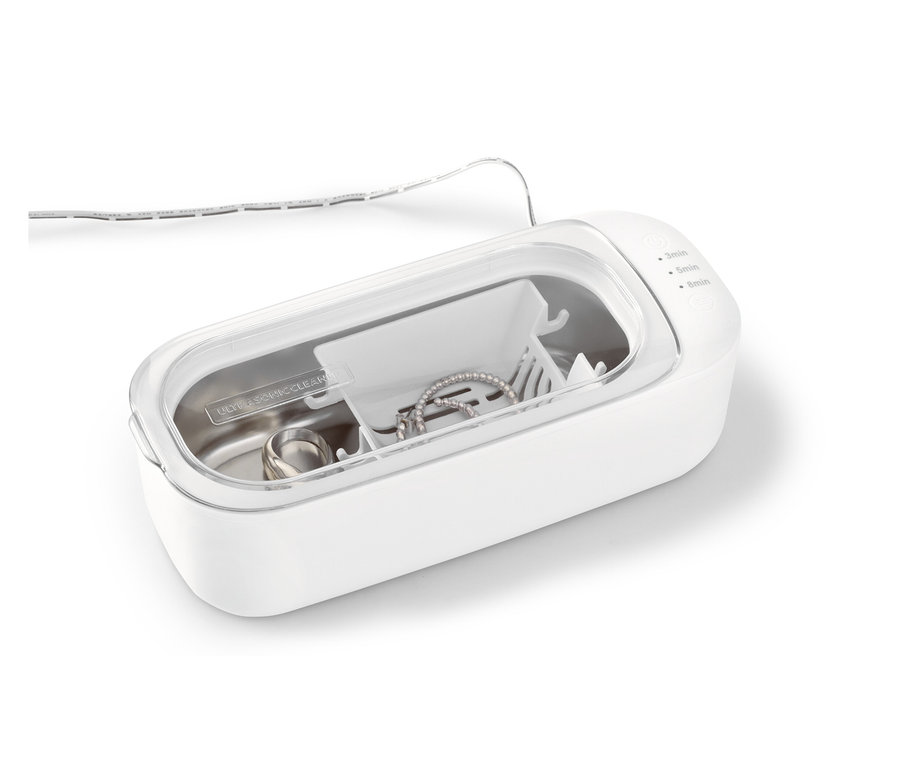 Schmuck liegt in einem Ultraschallreiniger.