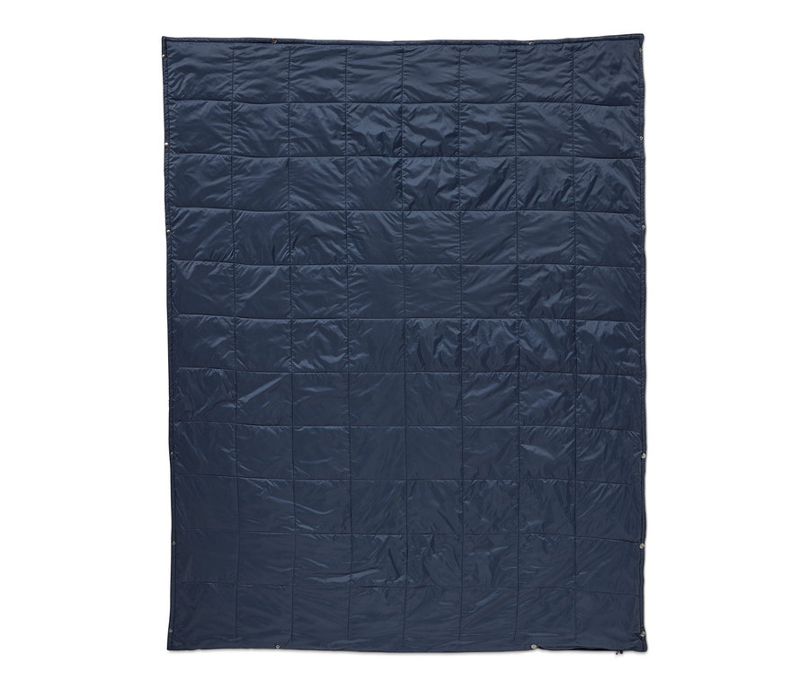 Eine marineblaue, gesteppte, ultraleichte Reisedecke.