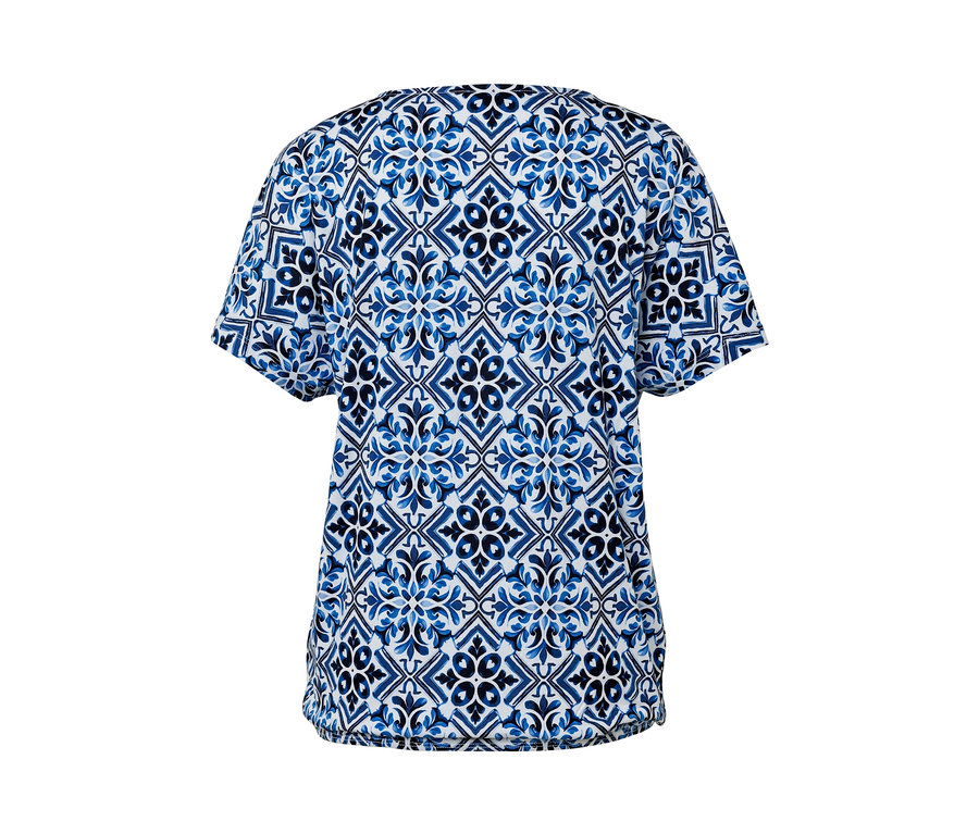 Blaues, bedrucktes Blusenshirt.