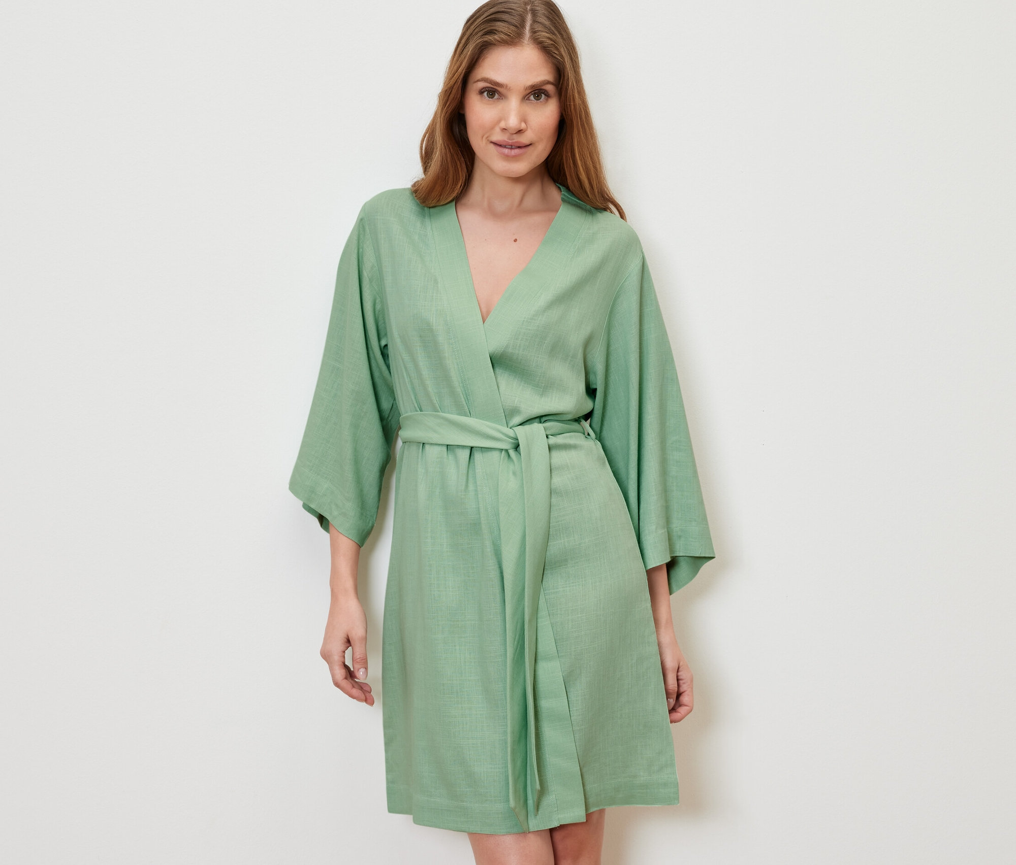 Frau trägt einen Morgenmantel.