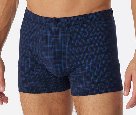 Mann trägt dunkelblaue SCHIESSER Shorts mit kariertem Muster.