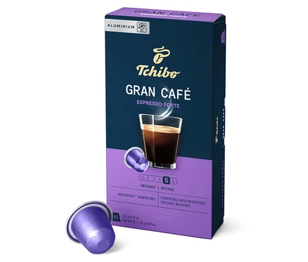 Eine Packung Tchibo Gran Café Espresso Forte Kapseln. Eine lila Kapsel liegt neben der Packung.