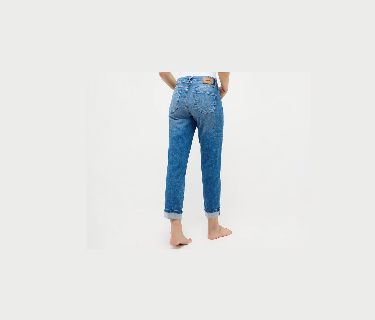 Eine Frau trägt Angels Jeans »Darleen« Crop Turn Up 7/8, light blue.