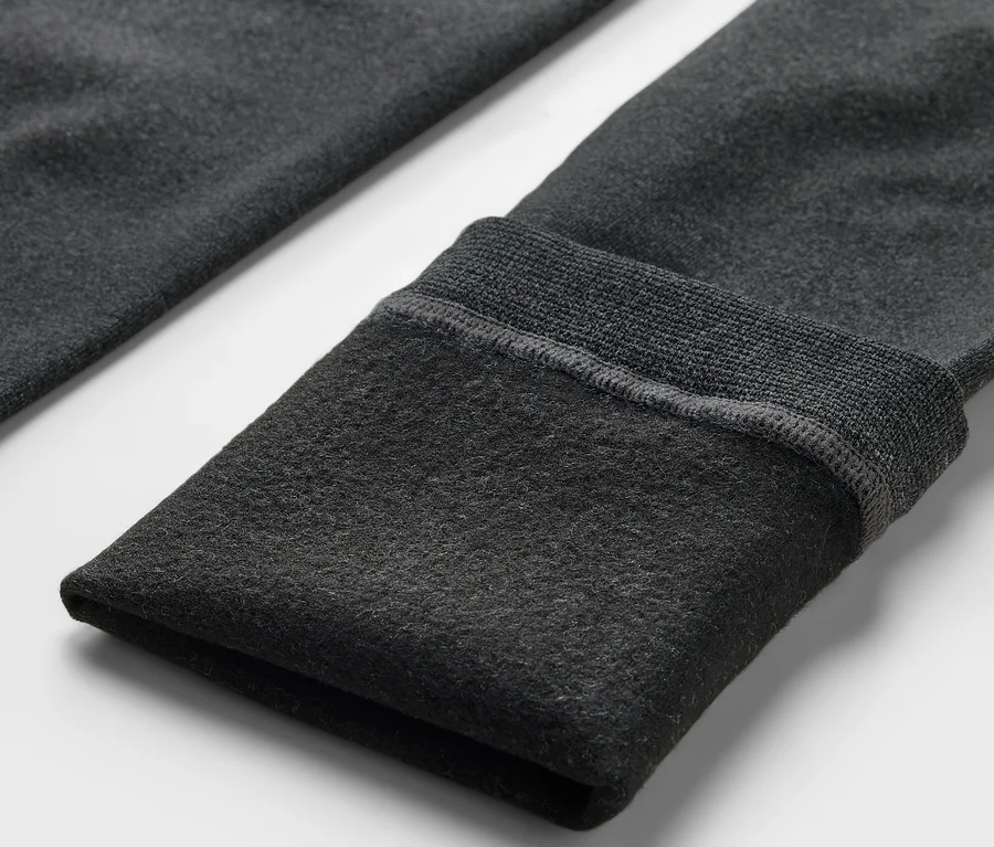 Detailaufnahme einer grauen Fleece-Leggings.