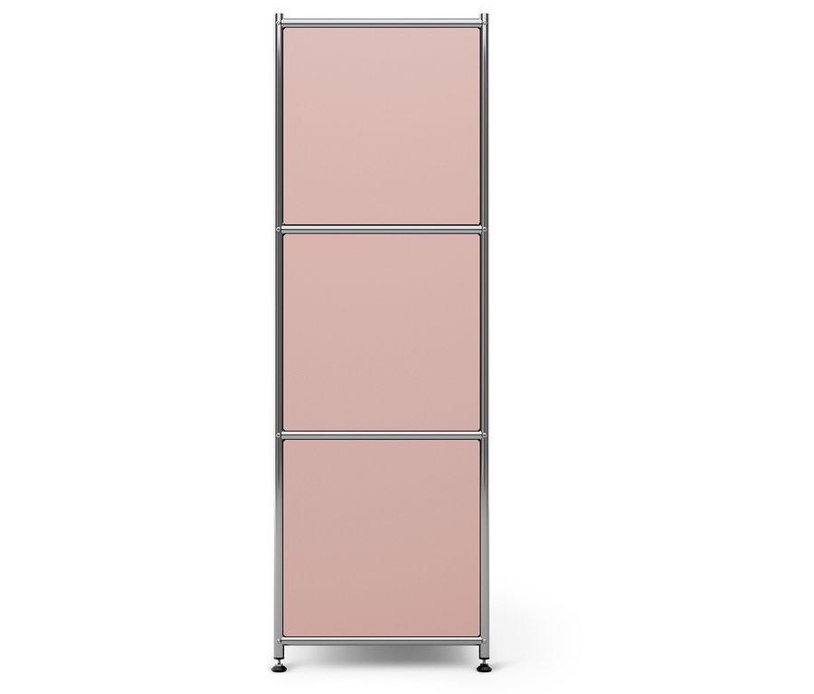 Ein dreistöckiges modulares Regal mit silbernem Metallrahmen und rosafarbenen Paneelen.