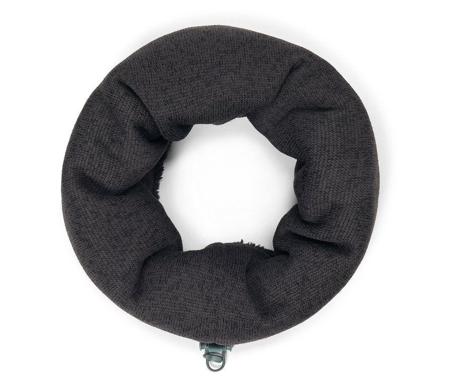 Ein schwarzer, gestrickter Nackenwärmer mit einem Metallclip.
