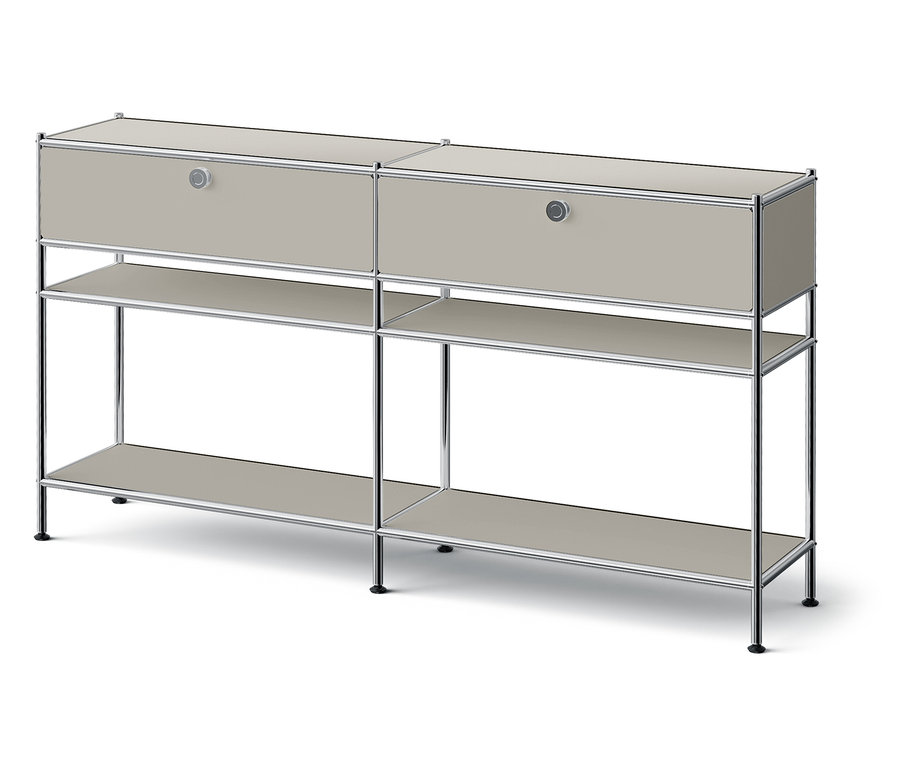 Zwei graue Schränke mit Chromrahmen und zwei offenen Regalen.
