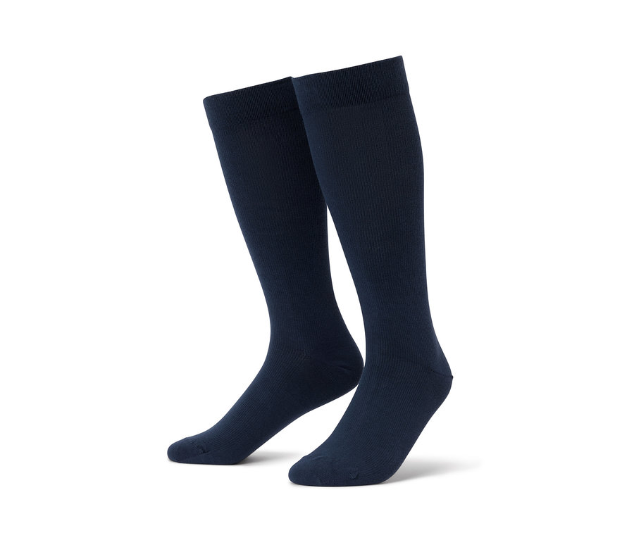 Zwei Paar dunkelblaue Reise-Kompressionsstrümpfe.