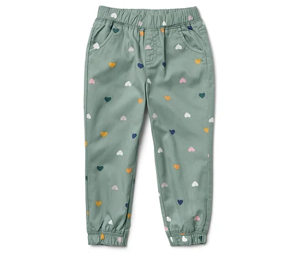 Grüne Hose mit Herzmuster.