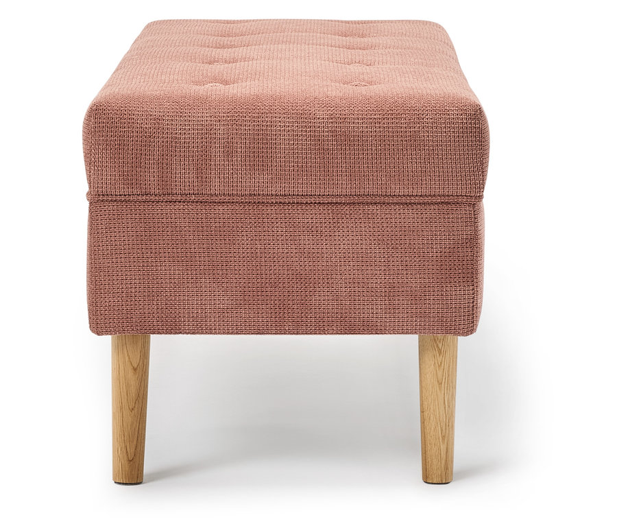 Rosa Stoffhocker mit Holzbeinen.