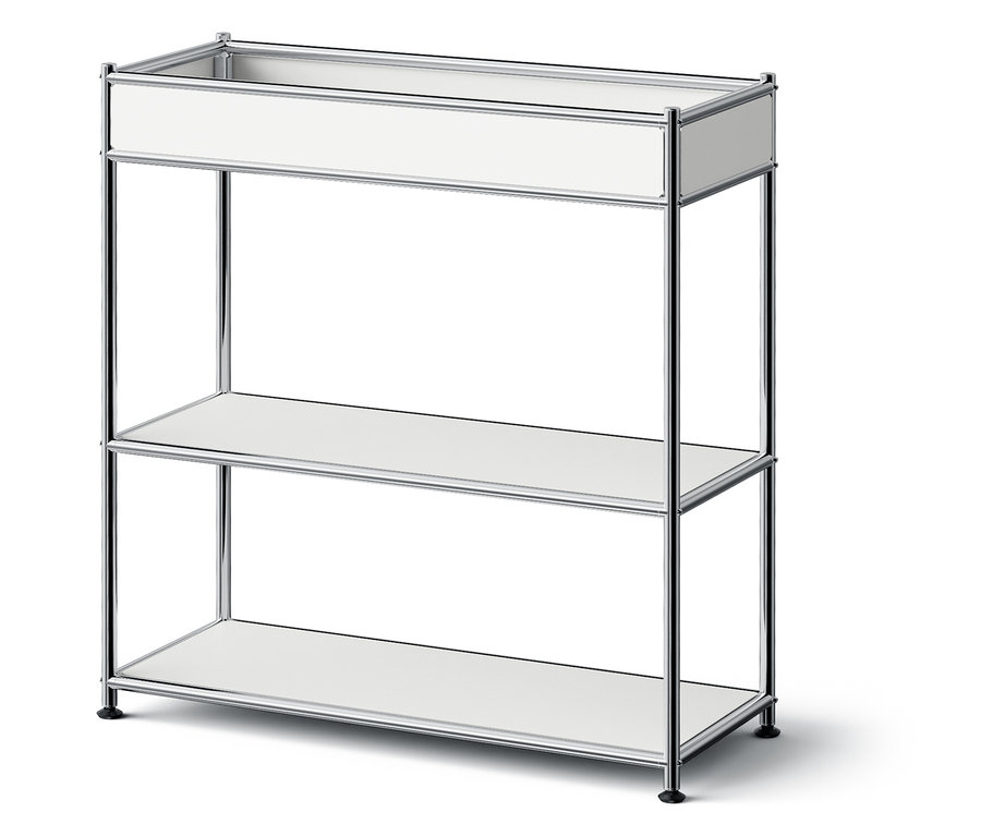 Ein dreistöckiges Regal mit weißen Regalböden und einem verchromten Rahmen.