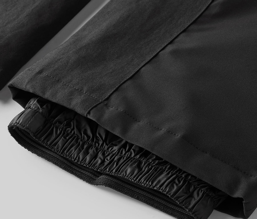 Detailaufnahme einer schwarzen Hose mit Gummizug am Knöchel.