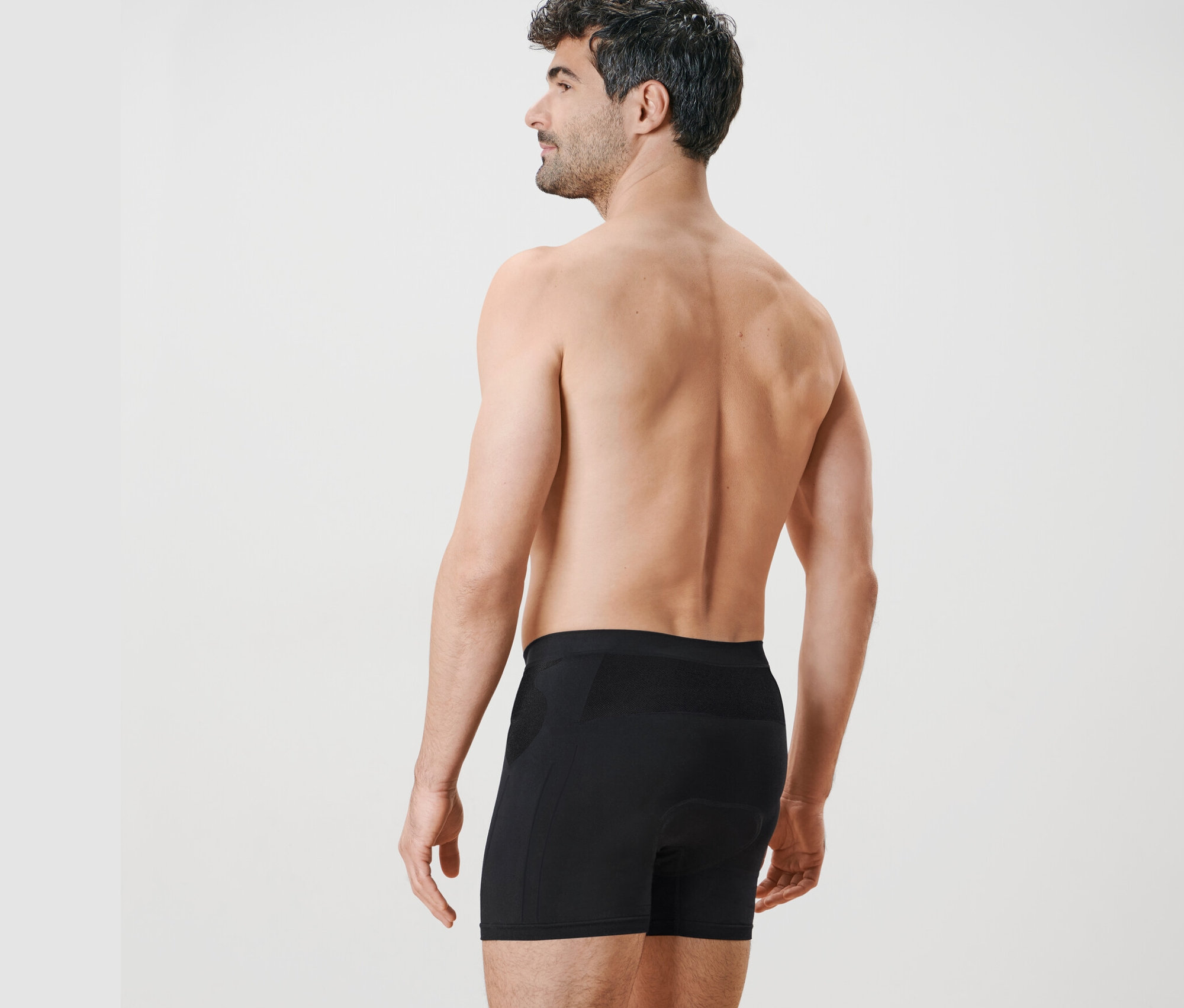 Mann von hinten trägt eine schwarze Radunterhose.