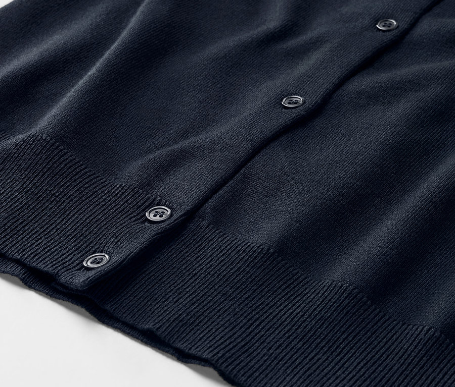 Detailaufnahme einer blauen Feinstrick-Cardigan mit Knöpfen.